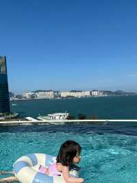 HK帶娃旅遊，最愛係呢間可以對住大海游泳嘅嘉里酒店，簡直係帶娃首選，住過返尋味！ 