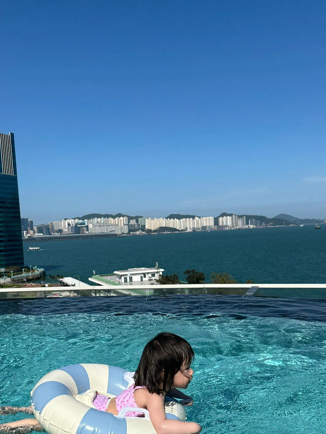 HK帶娃旅遊，最愛係呢間可以對住大海游泳嘅嘉里酒店，簡直係帶娃首選，住過返尋味！ 
