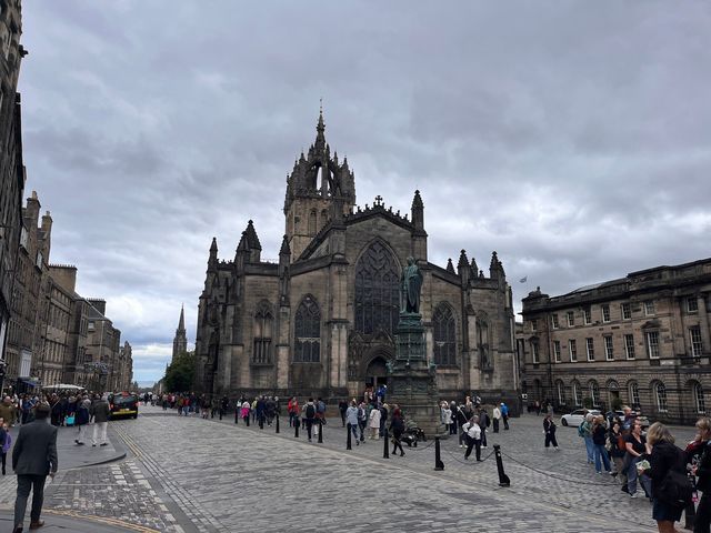 A Charming Walk Through Edinburgh's Old Town A Charming Walk Through Edinburgh's Old Town