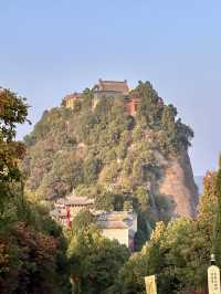 晨霧繚繞‧照金香山的紅色與蒼翠