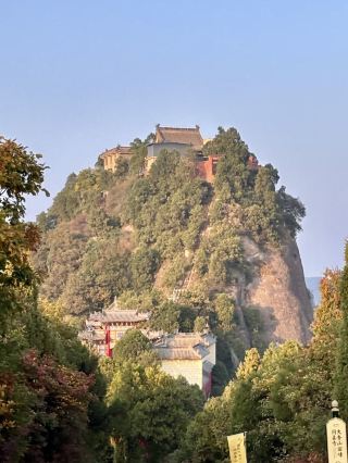 Morning mist shrouds the red and green of Jinxiang Mountain