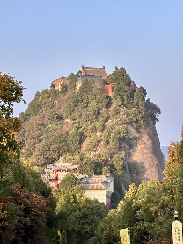 晨霧繚繞‧照金香山的紅色與蒼翠 晨霧繚繞‧照金香山的紅色與蒼翠