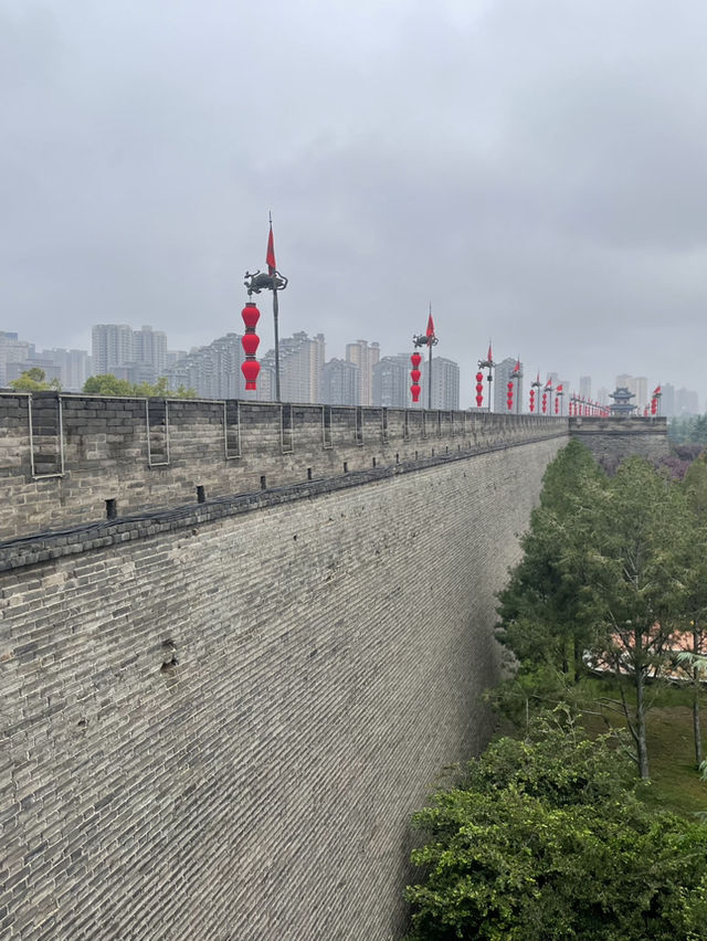 Xi'an Weekend: City Walls, Temples, and Ancient Vibes 🏯✨