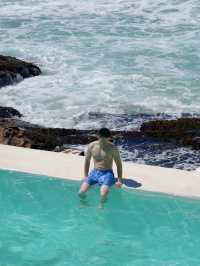 海浪在左邊、泳池在右邊、自由在眼前 