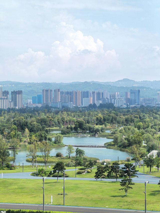 成都新地標!東安湖體育公園的藍色秘境被我挖到了!  這片藏在成都東邊的"小洱海"也太絕了!藍天白 成都新地標!東安湖體育公園的藍色秘境被我挖到了!  這片藏在成都東邊的"小洱海"也太絕了!藍天白