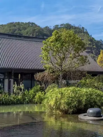 The only hotel in Wuyi Mountain where you can check in by boat! This Song-style hotel is breathtakingly beautiful
