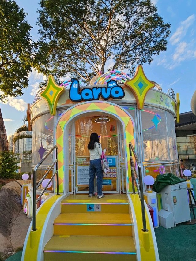 斑斕雲彩下遊樂設施玩足一日