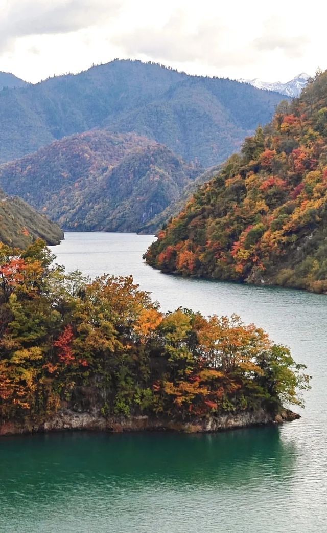 平武天母湖“百里彩林走廊”