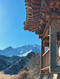 初冬的馬蹄寺，遠山微雪，不慌不忙爬樓去