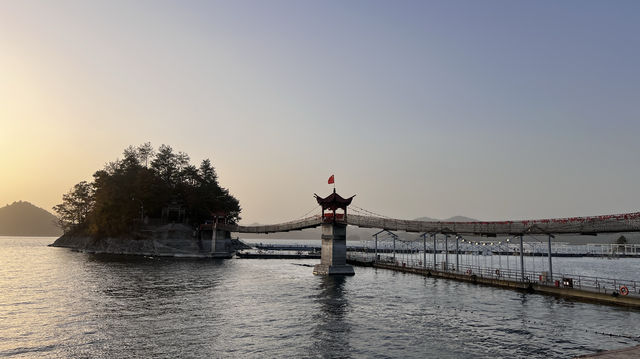 千島湖的藍綠美學 周末逃離城市計劃get!這裡的湖水清澈見底,連呼吸都是甜的~ - 必打卡景點 千島湖的藍綠美學 周末逃離城市計劃get!這裡的湖水清澈見底,連呼吸都是甜的~ - 必打卡景點