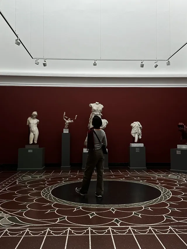 在嘉士伯美術館，我差點錯過了牆上的畫