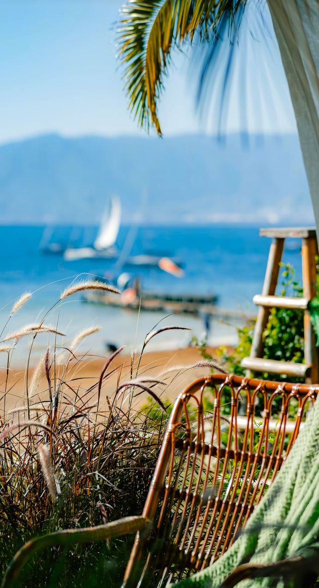 冬日暖陽下的撫仙湖,絕對是雲南最治癒的藍色秘境!這次的昆明-撫仙湖之旅完美避開了人擠人的景點,躺在湖 冬日暖陽下的撫仙湖,絕對是雲南最治癒的藍色秘境!這次的昆明-撫仙湖之旅完美避開了人擠人的景點,躺在湖