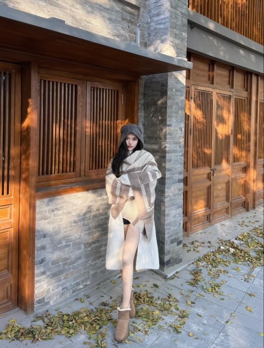 -36℃ Ice City Fairy Tale is here! A concise guide with lots of emojis to easily enjoy the winter-exclusive beautiful scenery~
🌟Must-Do Highlights (with Tips)
1. Ice and Snow World🎇: Opens mid-December, enter after 4 PM to see the lights, the 500-meter ice slide is a must-try! Bring heat packs + thermos, enter warm rooms every hour to recharge~
2. Yabuli Ski Resort⛷️: 1.5 hours by high-speed train, beginners choose the beginner slope + coach, soak in hot springs after skiing♨️, experience the contrast of ice and fire!
3. Snow Town🏡: See the "snow mushrooms" at Bangchui Mountain, throw water to freeze in the evening💦, bonfire party + snow disco are super fun, stay in a warm kang bed-stove homestay~
4. Saint Sophia Cathedral🕊️: Take snow photos before 8 AM, feed pigeons for 5 RMB, 100% photo success rate!
5. Central Street🍦: Step on century-old bread stones, eat Maddar ice pops in subzero temperatures, buy Qiulin red sausages as souvenirs~
📅5 Days 4 Nights Itinerary
Day 1: Arrival → Photo at Saint Sophia Cathedral → Stroll and eat at Central Street → Evening rush to Ice and Snow World → Warm up with copper pot hotpot🥘
Day 2: Yabuli Ski Day → Learn skiing → Soak in hot springs → Stay at ski resort hotel
Day 3: Direct bus to Snow Town → Sightseeing at Bangchui Mountain → Horse-drawn sled → Throw water to freeze → Bonfire party🔥
Day 4: Erlang River rime drifting → Trek through primeval forest → Return to city → Eat Northeast BBQ
Day 5: Shopping at Daoli vegetable market → Eat Guobaorou at Old Chef’s → Gogol Street → Return✈️
🧣Cold Resistance Survival Guide
✅Clothing: Therma-wear + cashmere sweater + knee-length down coat + ski pants + snow boots + Lei Feng hat + waterproof gloves
✅Protection: Attach heat packs to phone, go indoors every 30 minutes, prepare lip balm + face cream to prevent chapping
✅Anti-slip: Wear deep-tread snow boots + ice cleats, walk with “penguin steps” to avoid falling
🍜Must-Eat Foods
Old Chef’s Guobaorou🍖, Zhang Bao Pu pork rib buns, iron pot stewed goose, Maddar ice pops, frozen pears and persimmons🍓, Northeast BBQ