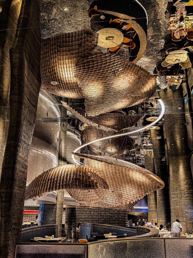 Ruangannya, yang membentang lebih dari 10.000 meter persegi, benar-benar luas, dengan skema warna abu-abu minimalis yang nyaman dan bergaya. Area shower dilengkapi layar besar, kolam air dingin, pijat pulsa, dan sauna (meskipun lulur seluruh tubuh agak mahal). Area istirahat memiliki sofa, kursi santai, dan bilik pribadi, sempurna untuk relaksasi tenang atau sekadar melepas penat. Ruang media memungkinkan anak-anak menonton film dengan tenang.

Buffet makanan laut yang sangat dinantikan tidak pernah mengecewakan! Udang segar, kepiting, berbagai kerang… daging domba panggang dan foie gras berlimpah tanpa perlu berebut, dan ada juga hidangan Cina dan Barat serta makanan penutup untuk dipilih. Setelah makan, berolahraga di sauna, ditemani buah dan minuman sepuasnya, sungguh menyenangkan.


