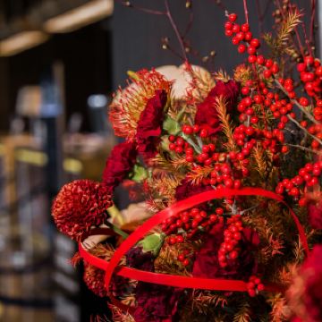 This Year of the Horse, the Hilton Shenzhen Futian Hotel uses the spirit of the Lunar New Year as its canvas to paint a warm and welcoming haven.

🧨Upon entering, the tangerines laden with golden fruit shed their first signs of spring under the Lingnan winter sun. Turning into the lobby, a peach tree bursts into bloom, its branches laden with blessings. Throughout the hotel, Lunar New Year floral arrangements unfold—silver willows weave a fiery red screen, wintersweet exudes a subtle fragrance, and nandina leaves dot the landscape with their delicate red berries. Each vase of flowers is understated yet subtly underscores the theme of reunion. Here, the festive spirit is a harmonious blend of the gentle warmth of a Lingnan winter and meticulous craftsmanship.

🏮 Shenzhen Eye – A Feast for the Senses

Gangxia North Station of the Shenzhen Metro, known as the "Eye of Shenzhen," was gently enveloped in vibrant "Chinese red" during the Spring Festival, instantly immersing itself in the festive atmosphere and becoming one of the city's most captivating sights. Giant "福" (Fu, meaning good fortune) and "春" (Chun, meaning spring) characters, carrying heartfelt wishes for the New Year, became a focal point for locals to stop and take photos.

On one hand, there's the festive atmosphere; on the other, there's speed. Crowds, light, and order all occur simultaneously. Shenzhen at this moment is both like the future and welcoming the New Year. This Spring Festival, we invite you to check out the same photo spots used in the filming of the popular young actor, "Four-Character Brother" (a nickname for a young actor).

🧧Fu Ma Spring Flower Market
The 2026 Shenzhen Spring Flower Market brings spring with it, transforming the Cantonese custom of "walking the flower street" into a city filled with fragrance. Kumquats hang heavy on the branches, their drooping branches a blessing for good fortune; peach blossoms hold up rosy clouds, brightly reflecting the grand plans for the coming year; daffodils float on the water, a handful of pure offerings nurturing peace throughout the four seasons. Strolling through the sea of ​​flowers, your fingertips brushing against the buds of silver willows and the fluttering of orchids—this is Shenzhen's "walking the flower street," a gentle welcome to the New Year amidst the profusion of flowers.

🐎For the Year of the Horse, there's no need to travel far. Enjoy the Shenzhen Grand China Hilton and its surroundings; every step reveals a scene of the New Year, and home is where the heart finds peace.