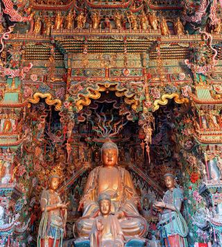 산시성 샤오시톈 사원의 웅장한 공중 조각상들은 중국식 극도의 화려함을 보여주는 증거이며, 그 모습은 정말 숨 막힐 정도로 아름답습니다.