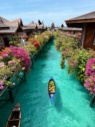 センポルナ漫遊ガイド｜ガラスの海で、日々を透明な青に染める