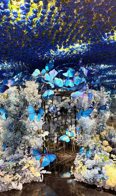 ロマンチックな花の海のアート展に飛び込み、蝶と花々の夢の約束へ