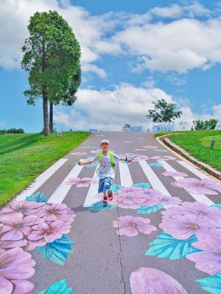 When chairs and art exhibitions become paintbrushes, art lessons are taught in nature.