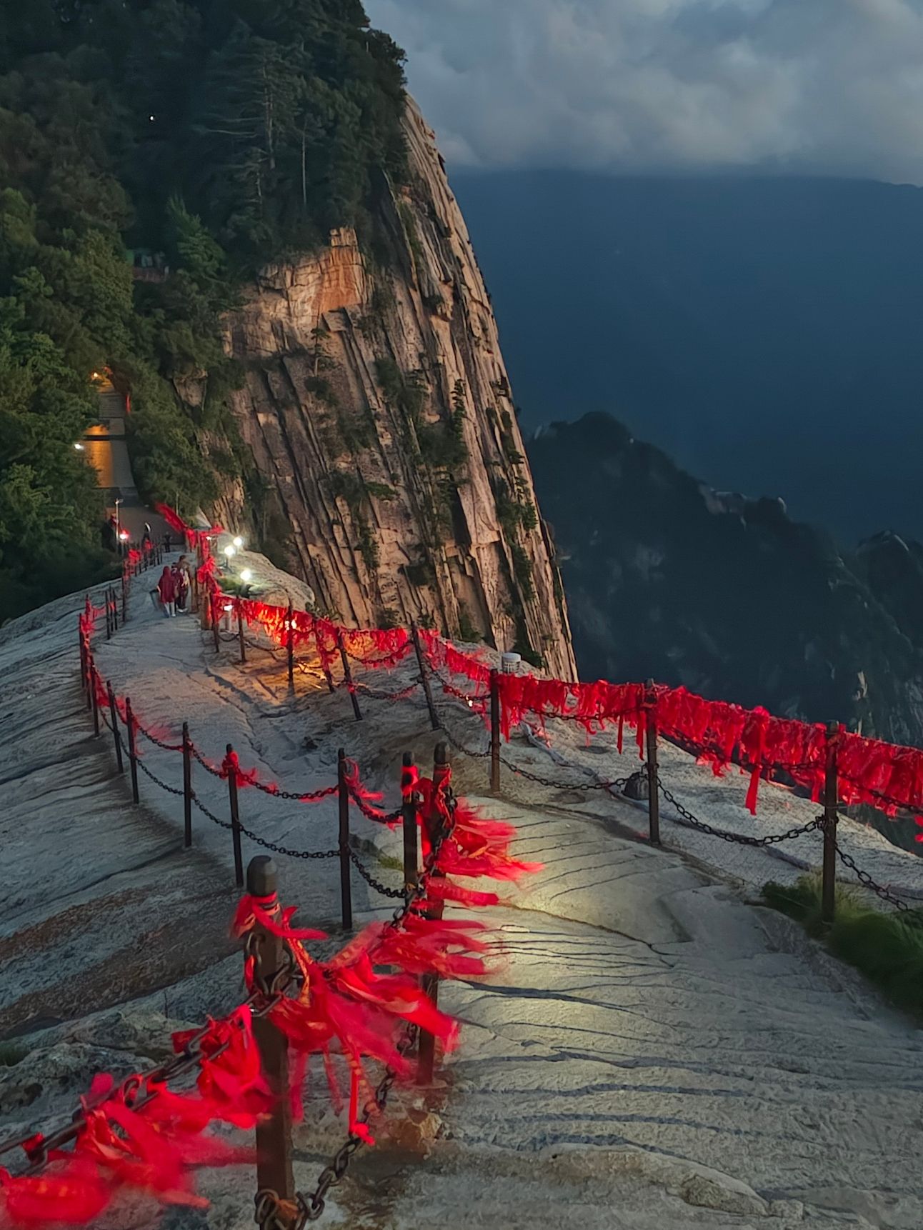 Mountain 华山 road to the clouds.