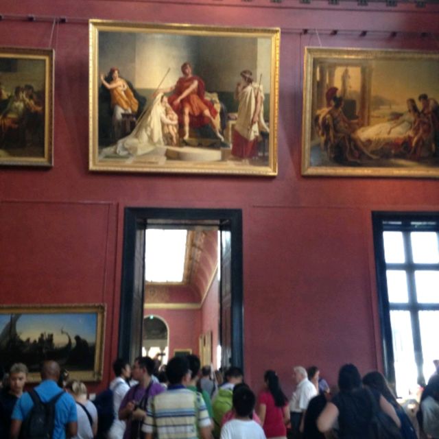 ルーブル美術館、館内の天井絵と通路、等々。