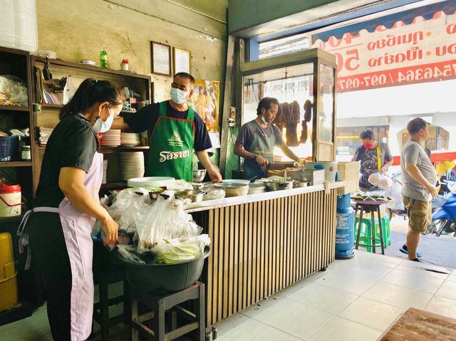 ลิ้มรสเมนูเด็ด ร้านอร่อยระดับตำนาน50ปี