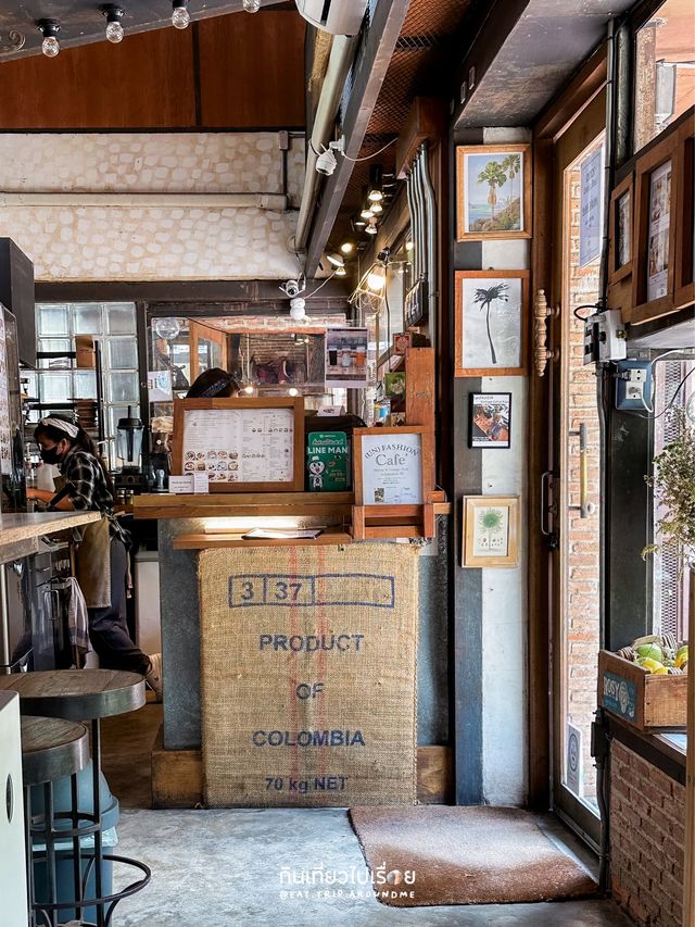 ร้านกาแฟสไตล์วินเทจใจกลางเอกมัย