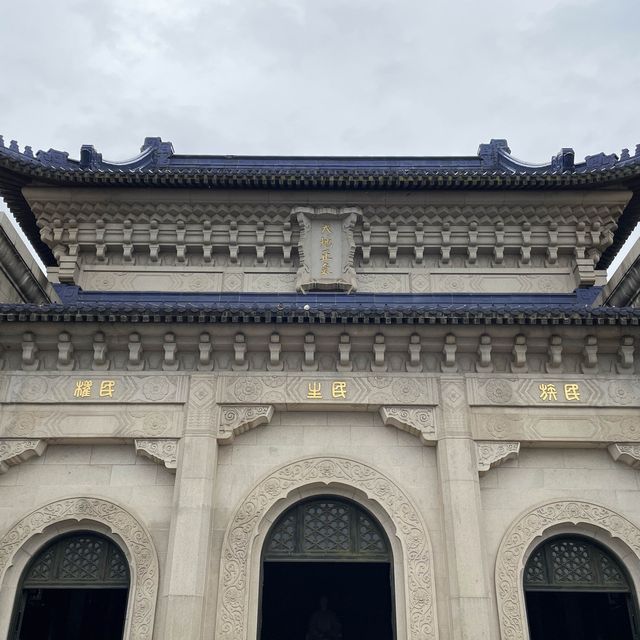 來中山陵緬懷一代偉人