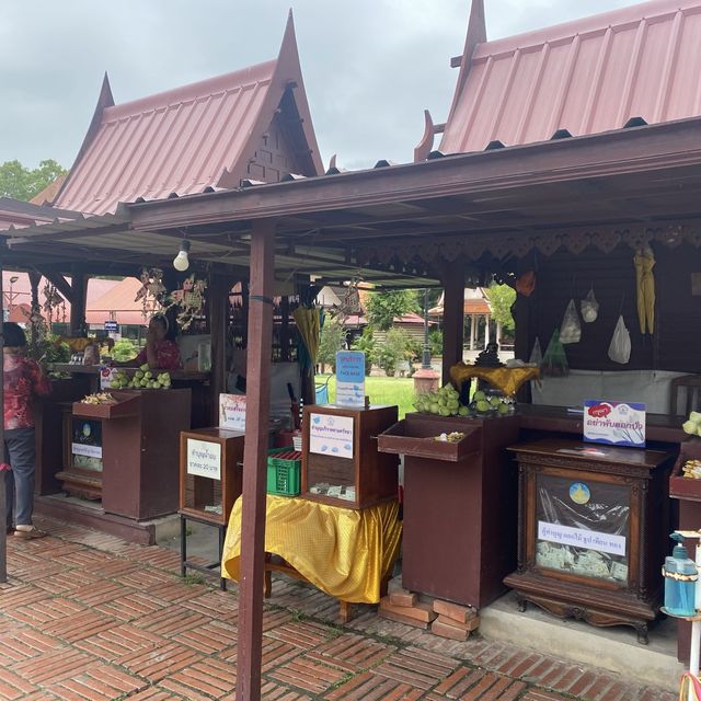 泰國最大青銅巨佛坐鎮的寺廟
