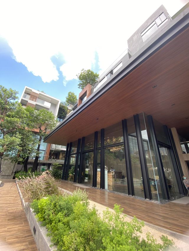 Lovely swimming pool in nice courtyard! 