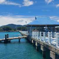 เดินชมทะเลสีคราม ที่ท่าเทียบเรือหาดราไวย์