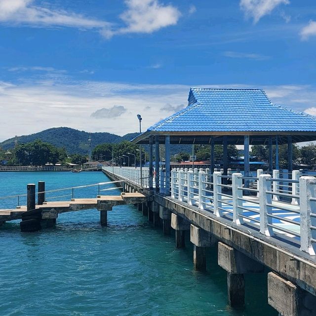 เดินชมทะเลสีคราม ที่ท่าเทียบเรือหาดราไวย์
