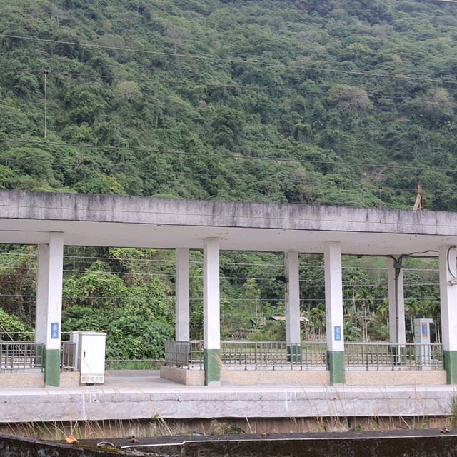 充滿時代感的懷舊無人老車站