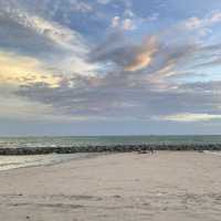 ชมวิวทะเลฟีลปูซานที่หาดแสงจันทร์ จ.ระยอง 