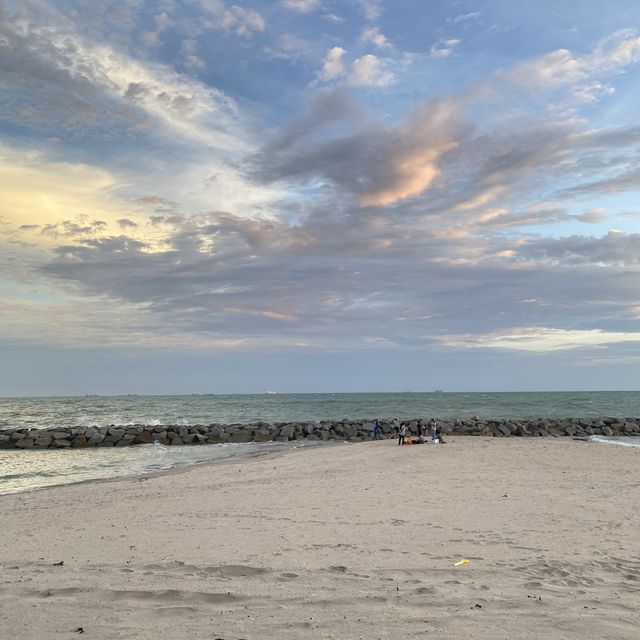 ชมวิวทะเลฟีลปูซานที่หาดแสงจันทร์ จ.ระยอง 