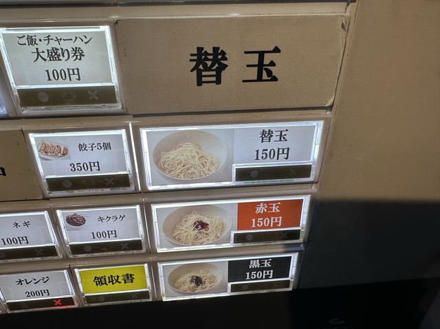 福岡・天神。『豚骨セワン』の博多豚骨ラーメンは『赤・白・黒』の3種類