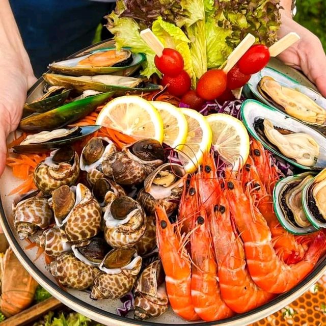 พามาทานบุฟเฟต์ Seafood ริมแม่น้ำ