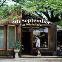 คาเฟ่บ้านไม้ใต้ต้นจามจุรียักษ์
