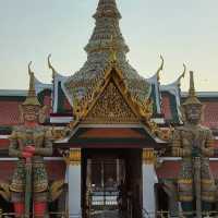 Experience the grandeur of Thailand’s royal heritage at the Grand Palace – where history comes alive