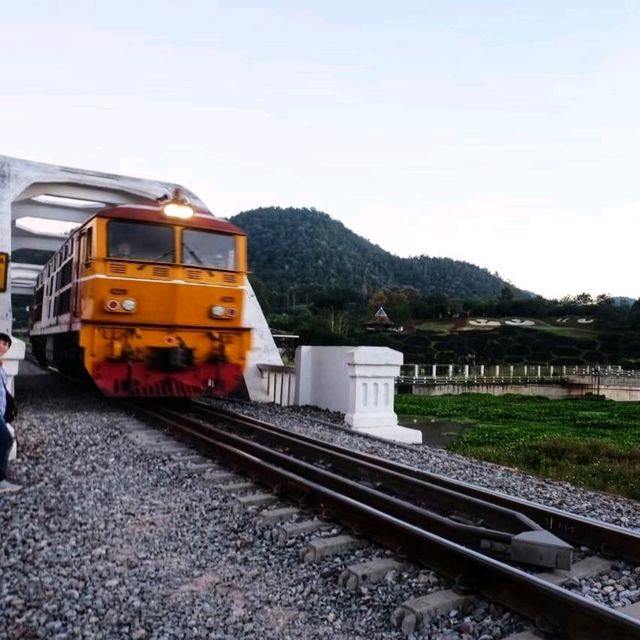 ชมรถไฟ สะพานโค้งสถาปตยกรรมตะวันตก