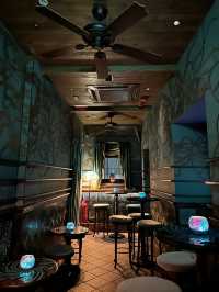《酒吧》「香港中環大館的獨特酒吧，為顧客帶來夢幻般體驗」