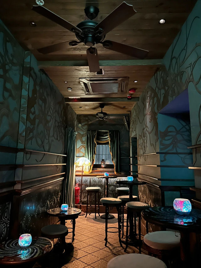 《酒吧》「香港中環大館的獨特酒吧，為顧客帶來夢幻般體驗」
