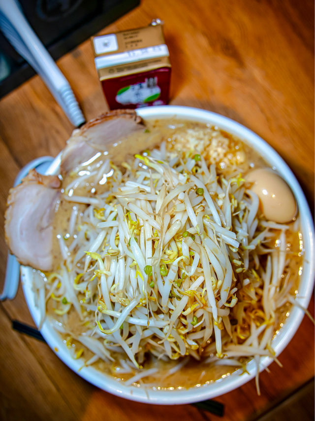 主打二郎系拉麵,巨型份量有啲癲 主打二郎系拉麵,巨型份量有啲癲