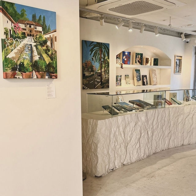 【韓国】絵画が飾ってあって美術館のようなカフェ🖼️