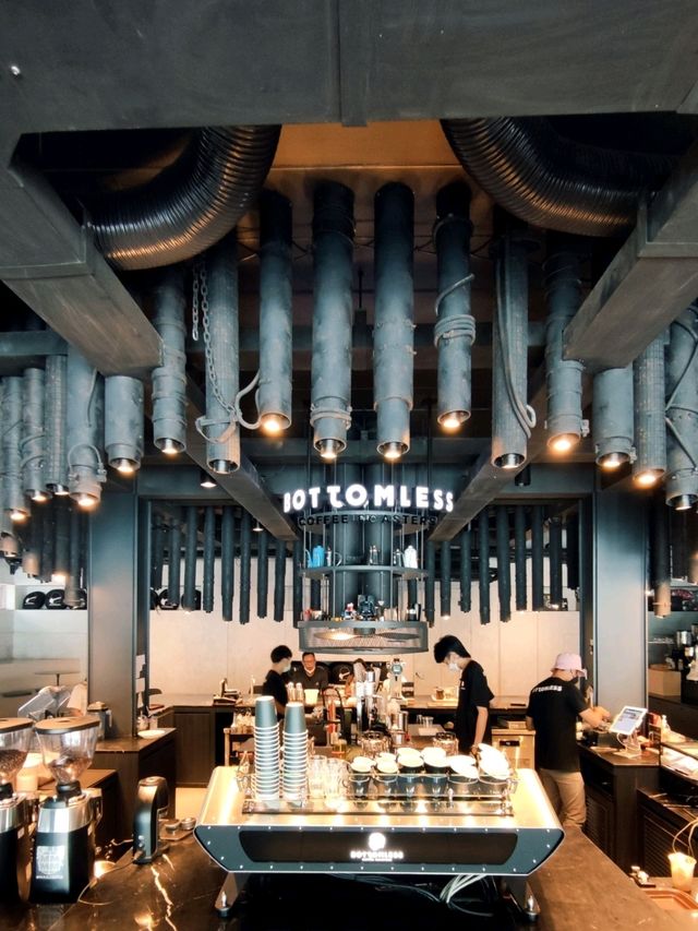 Bottomless Flagship Store คาเฟ่สนามบินน้ำ 
