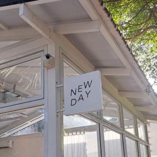 New day cafe bakery space