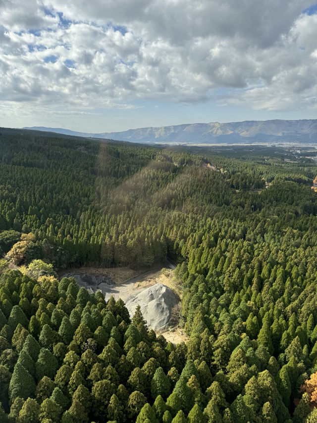 驚艷之旅：阿蘇火山的壯麗景色與夜晚的高達奇觀