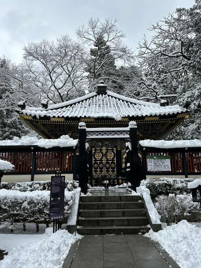 【宮城×冬の旅】伊達政宗を祀る霊廟  雪に包まれ白と黒のコントラストが素晴らしい