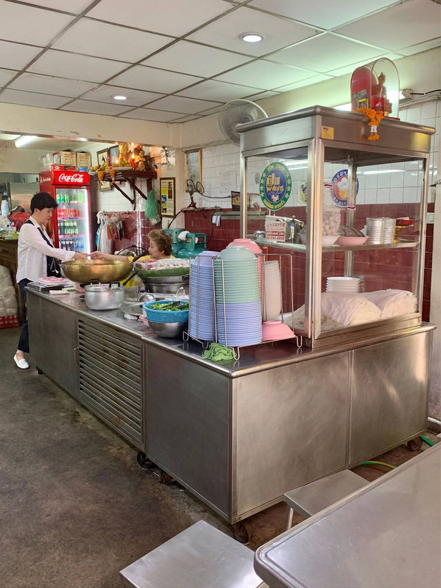 ก๋วยเตี๋ยวเนื้อย่านถนนพระอาทิตย์
