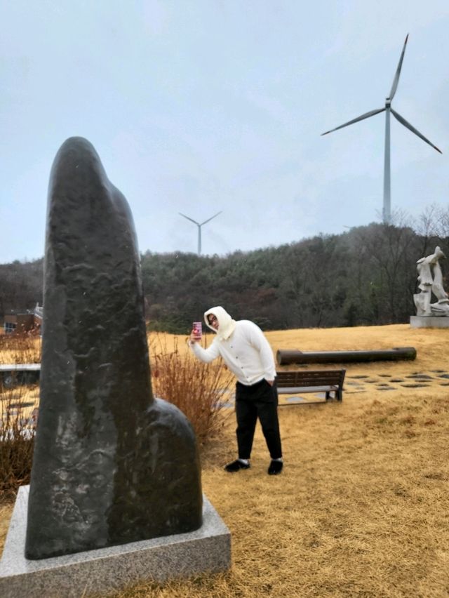영덕 조각공원과 풍력발전기가 있는 곳
